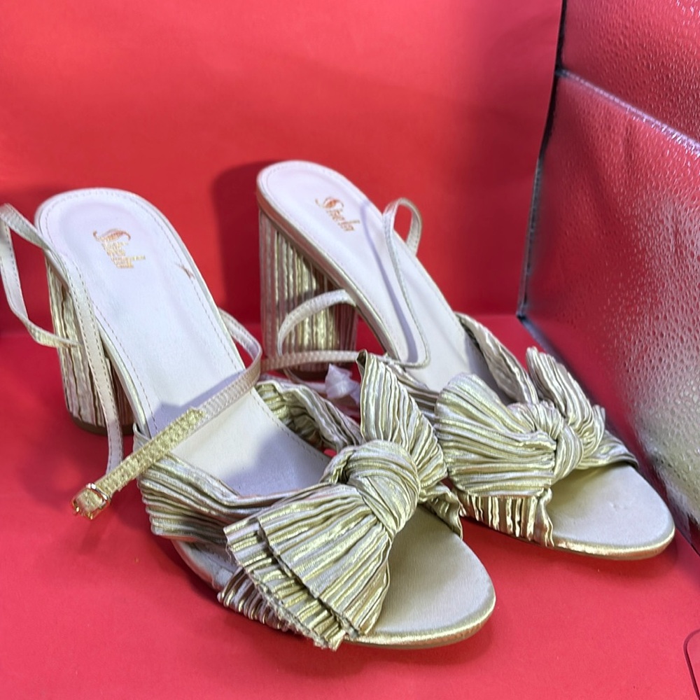 Sheln NWOT Women’s Open Toe Shoe shoe’s size 10 in excellent condition.